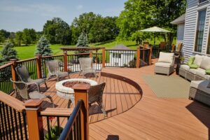 Luxury,Outdoor,Deck,With,Fire,Pit,Seating,And,Rattan,Lounge