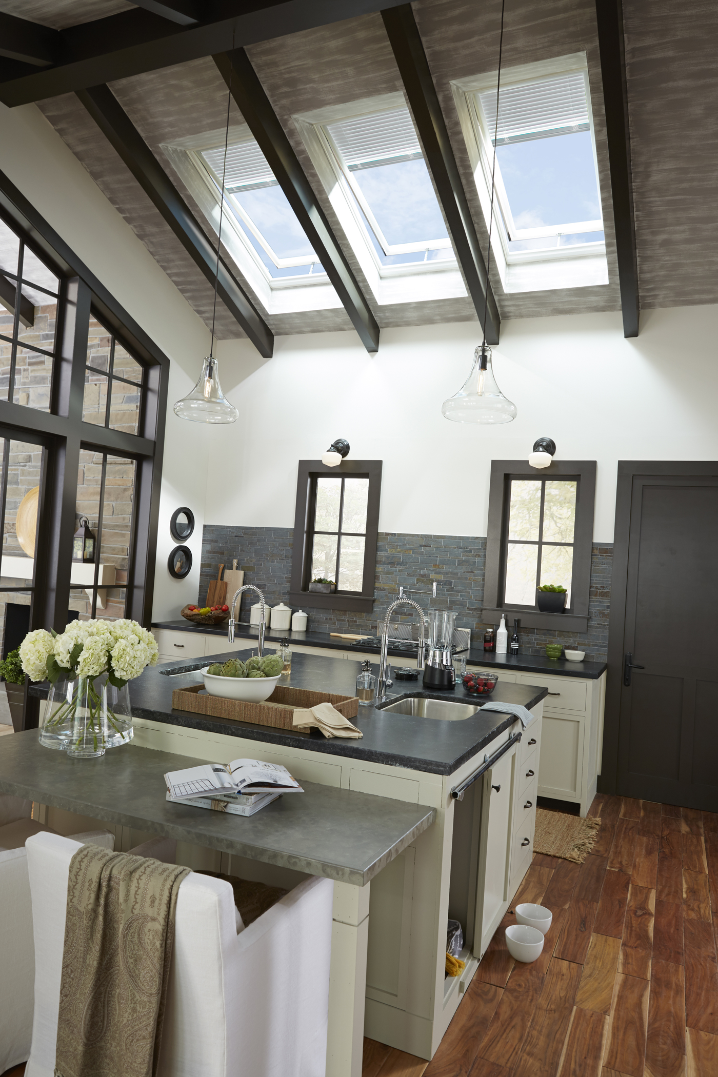Application-Curb-Mount-2283-Skylights-VCM-Kitchen-0518
